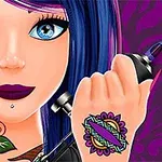 Ilustracja przedstawia postać z fioletowymi włosami, dużymi niebieskimi oczami i jasnym makijażem, trzymającą maszynkę do tatuażu, z kwiatowym tatuażem na dłoni