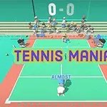 Na obrazku widoczny jest boisko do tenisa z cyfrowym wynikiem 0-0, napis TENNIS MANIA na środku oraz postać z podpisem ALMOST, a w tle trybuny z publicznością