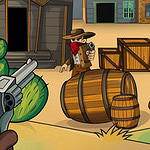 Kreskówkowa scena na Dzikim Zachodzie z dwoma rewolwerowcami celującymi do siebie, otoczeni drewnianymi skrzyniami, beczkami i kaktusami