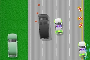 Widok z góry na drogę z czarnym samochodem, który jest ścigany przez dwa samochody policyjne, z lewej strony pas trawy