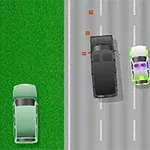 Widok z góry na drogę z czarnym samochodem, który jest ścigany przez dwa samochody policyjne, z lewej strony pas trawy