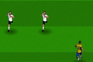 Dwóch piłkarzy w białych koszulkach biegnie w stronę piłkarza w żółtej koszulce na zielonym boisku