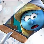 Niebieska postać z blond włosami i białą czapką patrzy z zaskoczeniem, widoczna przez przejrzystą szyldwę