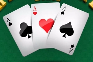 Trzy karty do gry na zielonym stole, asy trefl, kier i pik