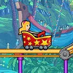 Postać w żółtych włosach siedząca w czerwonym wagoniku z żółtymi gwiazdami na tle lasu i huśtawek