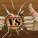 Dwa kciuki z niebieską i czerwoną wstążką naprzeciw siebie nad okrągłym symbolem VS na drewnianym tle