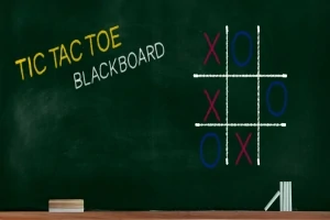 Kreda i czarne tło z narysowaną grą w kółko i krzyżyk oraz napisem TIC TAC TOE BLACKBOARD