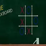 Kreda i czarne tło z narysowaną grą w kółko i krzyżyk oraz napisem TIC TAC TOE BLACKBOARD