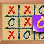 Ręka w fioletowym rękawie umieszcza żółte O na planszy z grą kółko i krzyżyk z czerwonymi X i niebieskimi O