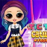 Postać z dużymi oczami i kolorowymi włosami stoi na tle oświetlonego niebiesko-fioletowego wybiegu z kolorowym napisem obok