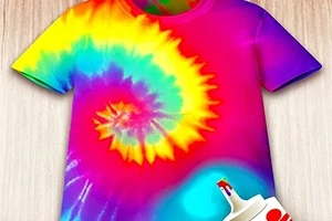 T-shirt w stylu tie-dye z kolorową spiralą na tle drewnianej powierzchni, z farbą w sprayu widoczną w prawym dolnym rogu