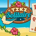 Drewniany szyld z napisem Tiki Solitaire otoczony kwiatami, obok trzech kart z postaciami na tle plaży i oceanu