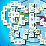 Układ płytek mahjong na niebieskim tle z ozdobnymi symbolami i cyframi