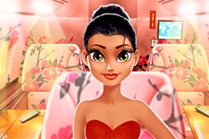 Młoda kobieta o ciemnych włosach siedząca w różowym pociągu z kwiatowymi wzorami na fotelach