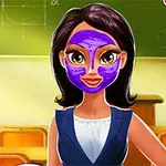 Kobieta o ciemnych włosach z fioletową maseczką na twarzy stoi w klasie na tle zielonej tablicy i drewnianych ławek