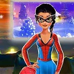 Postać w stroju inspirowanym superbohaterami z maską na twarzy stoi na tle ośnieżonego krajobrazu z choinkami, z widokiem na duże okno lub ekran