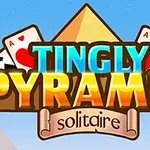Napis Tingly Pyramid Solitaire z kartami do gry i piramidą w tle