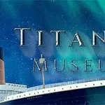 Statek oświetlony z efektem zorzy polarnej na niebie, z napisem Titanic Museum