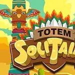 Kolorowy totem z ptasim motywem w tle tekstu Totem Solitaire na tle pustynnego krajobrazu