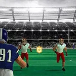 Gracz w niebieskim stroju futbolowym z numerem 91 biegnie z piłką po boisku, ścigany przez dwóch zawodników w białych koszulkach i czerwonych spodniach na tle stadionu