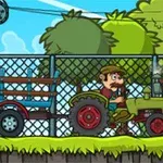 Mężczyzna z wąsem prowadzący zielony traktor z przyczepą na tle ogrodzenia i drzew