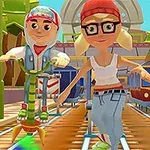 Trzy kreskówkowe postacie biegną po torach kolejowych, jedna na deskolotce, otoczone kolorowymi pociągami i miejskim otoczeniem