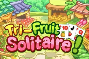 Kolorowa ilustracja z napisem Tri-Fruit Solitaire na tle targu z owocami i kartami do gry z motywami owocowymi