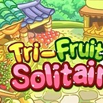 Kolorowa ilustracja z napisem Tri-Fruit Solitaire na tle targu z owocami i kartami do gry z motywami owocowymi