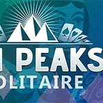 Niebiesko-zielona grafika z napisem Tri Peaks Solitaire na tle gór i kart do gry