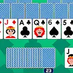 Karty do gry ułożone w rzędach z widocznymi postaciami królów i królowych na jasnym tle z motywem koniczyny