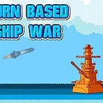 Dwa stylizowane na kreskówkowe okręty wojenne, szary po lewej i pomarańczowy po prawej, nad którymi unosi się niebieski napis