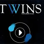 Niebieskie wirujące kule wokół ikony odtwarzania na czarnym tle z napisem TWINS u góry
