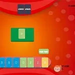 Kolorowe karty rozłożone na pomarańczowym tle z napisami punktacji graczy w rogach