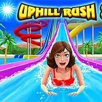 Kobieta zjeżdżająca na wodnej zjeżdżalni w parku wodnym w otoczeniu palm i jasnego nieba