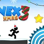 Postać z czapką świąteczną biegnie obok choinki i prezentu na tle nieba z ozdobnymi lampkami i napisem