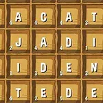 Kwadratowa plansza z literami i małymi cyframi w rogach na drewnianych kafelkach