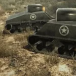 Dwa modele czołgów na polu z trawiastym terenem, z jednym wystrzeliwującym w tle