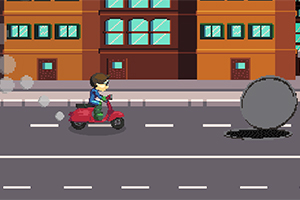 Postać na skuterze jedzie ulicą obok dużej toczącej się kuli, w tle widoczny budynek z oknami