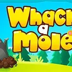 Grafika przedstawia radośnie wyglądającego kreta na tle trawy i drzew z kolorowym napisem i motylkiem