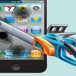 Piła łańcuchowa tnąca ekran smartfona z ikonami aplikacji