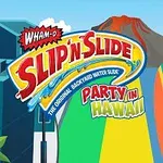 Osoba z długimi ciemnymi włosami stoi przy zjeżdżalni wodnej na tle gór i palm, trzymając deskę surfingową