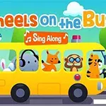 Żółty autobus z kreskówkowymi zwierzętami w środku, na tle drzew i nieba, z napisem Wheels on the Bus