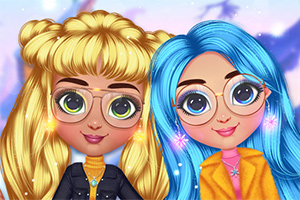 Dwie postacie z dużymi oczami i kolorowymi włosami, jedna z blond włosami, druga z niebieskimi, ubrane w okulary i kolorowe zimowe ubrania