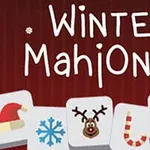 Napis Winter Mahjong na czerwonym tle z motywami świątecznymi, takimi jak czapka Mikołaja, płatek śniegu, renifer, laska cukrowa, wieniec i prezent na kafelkach
