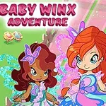 Dwie dziewczynki z kolorowymi skrzydłami i owieczka stoją na trawie obok tekstu Baby Winx Adventure