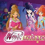 Trzy postacie o długich, kolorowych włosach stoją razem w pokoju o jasnych kolorach, z różowymi i fioletowymi akcentami oraz półką z książkami w tle