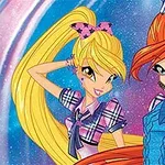 Dwie postacie z długimi włosami i kolorowymi ubraniami na tle gwiaździstego nieba