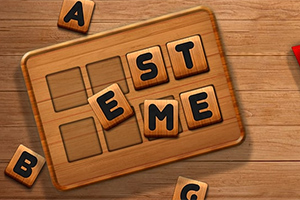 Drewniana plansza z literami układającymi się w słowa, otoczona rozproszonymi klockami z literami na drewnianym tle