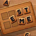 Drewniana plansza z literami układającymi się w słowa, otoczona rozproszonymi klockami z literami na drewnianym tle