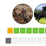 Motocyklista ścigający się po piasku obok galopującego czarnego konia na zielonej trawie z literami układającymi się w słowo poniżej